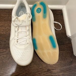 Strong feel women’s training shoe LULULEMON.